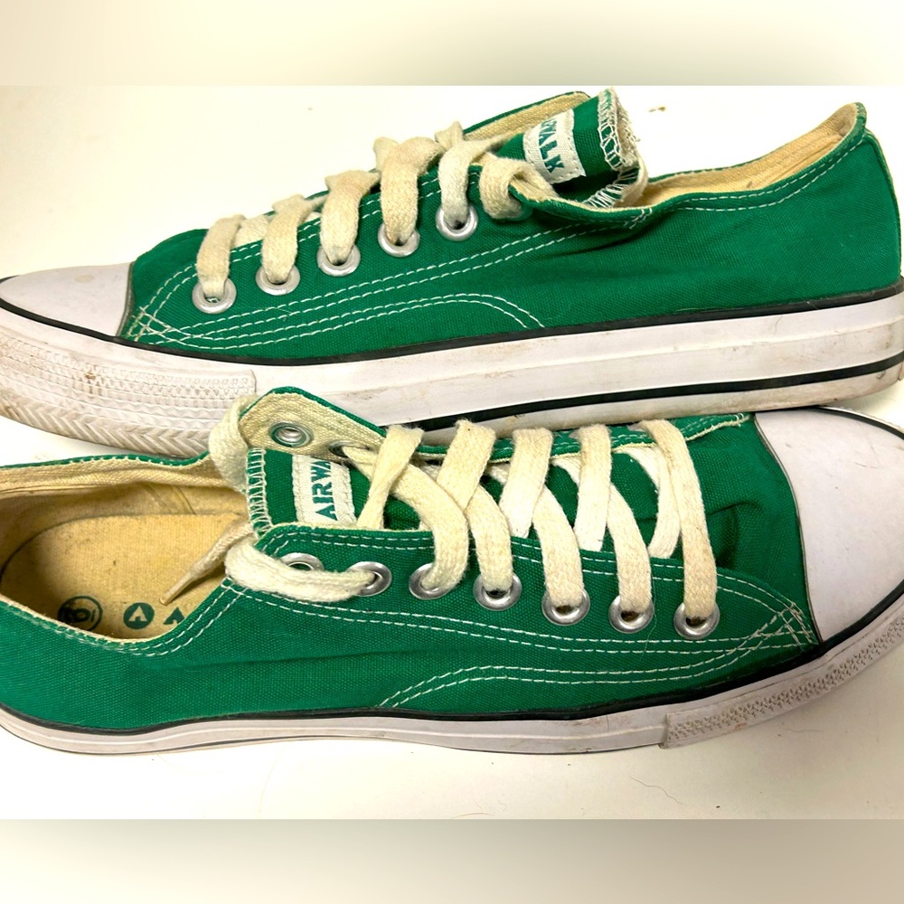 AIRWALKS mens size 6 sneakers in excellent shape